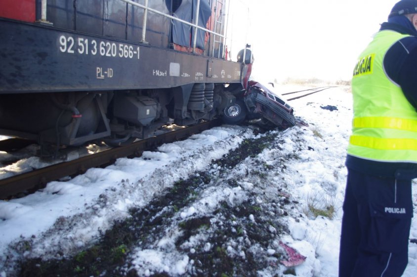 Tragiczny wypadek na przejeździe kolejowym. Niestety kierowca zmarł. 