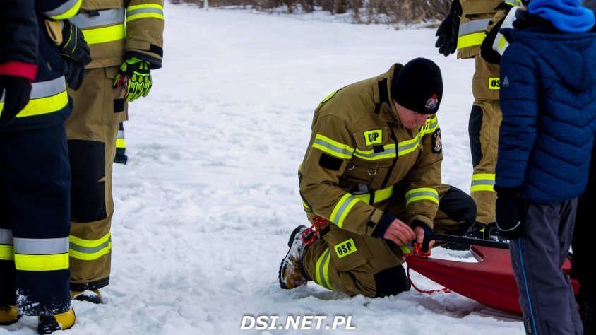 Strażacy ćwiczyli ratownictwo lodowe. Jednym ze scenariuszy była tragiczna sytuacja ze Ściennego