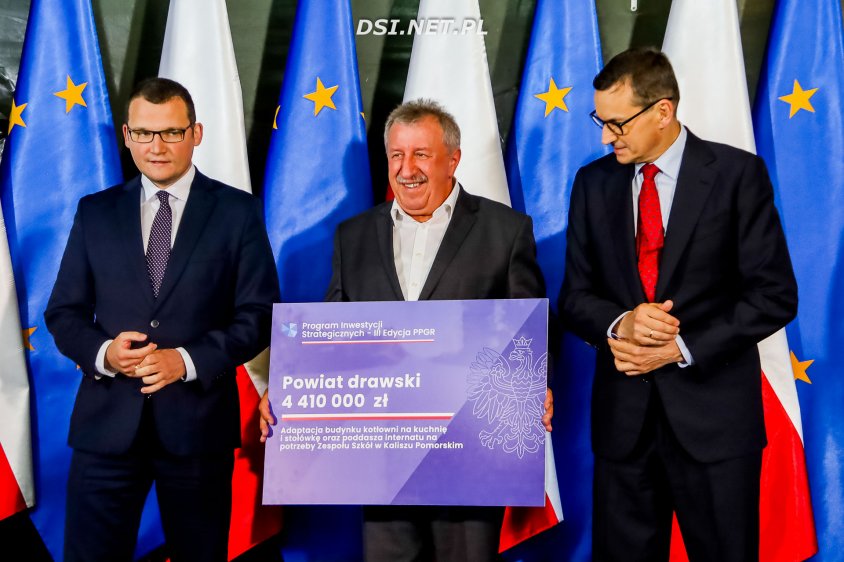 W Ostrowicach rozdano promesy Programu Inwestycji Strategicznych. Samorządowcom wręczył je Premier Mateusz Morawiecki