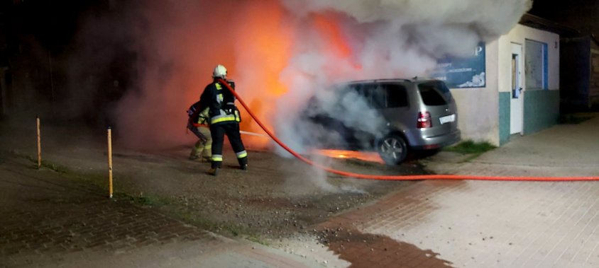 Pożar samochodu spowodował, że zapalił się budynek