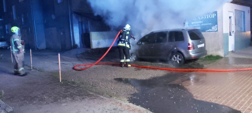 Pożar samochodu spowodował, że zapalił się budynek