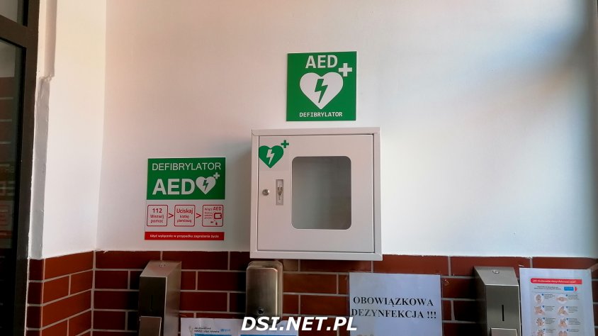 Strażacy OSP Kalisz Pomorski montują skrzynki do AED
