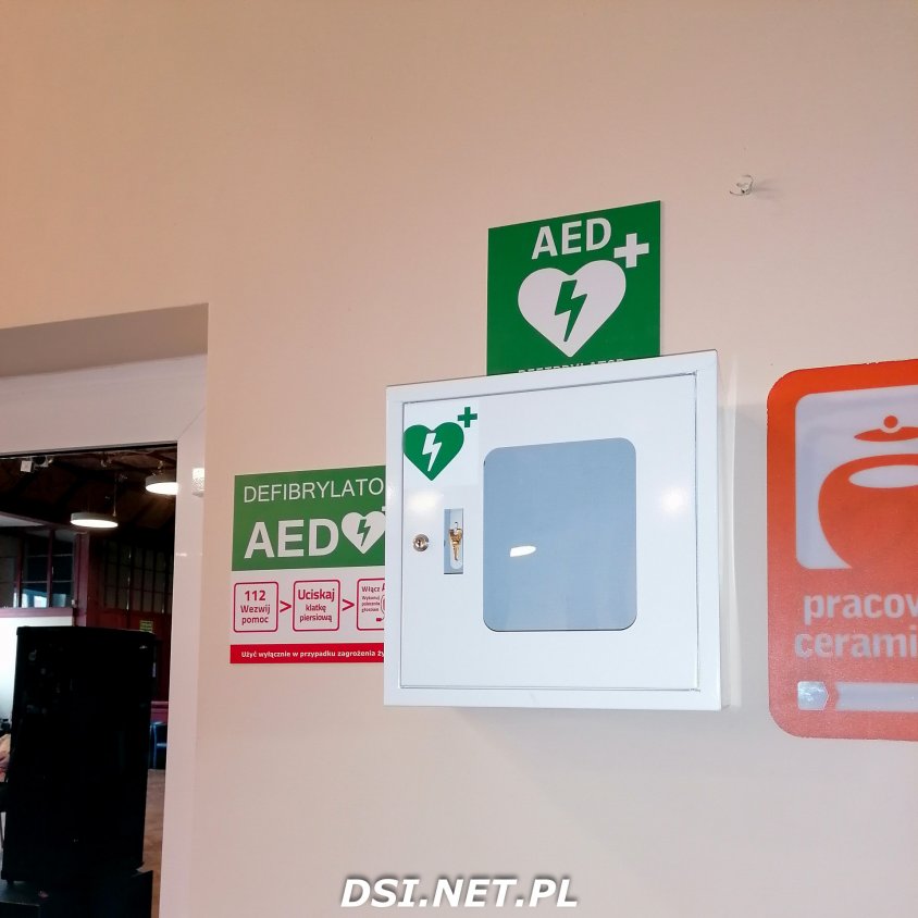 Strażacy OSP Kalisz Pomorski montują skrzynki do AED