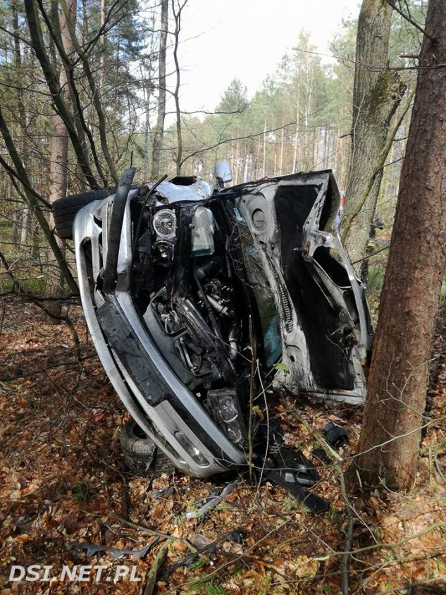 BMW wypadło z drogi. Kierowca miał szczęście. Zmieścił się między drzewami.