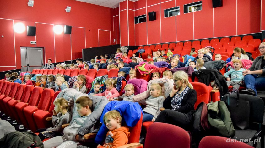 Dzieci i młodzież ze Złocieńca i Ostrowic w KinoSzkoła również w listopadzie