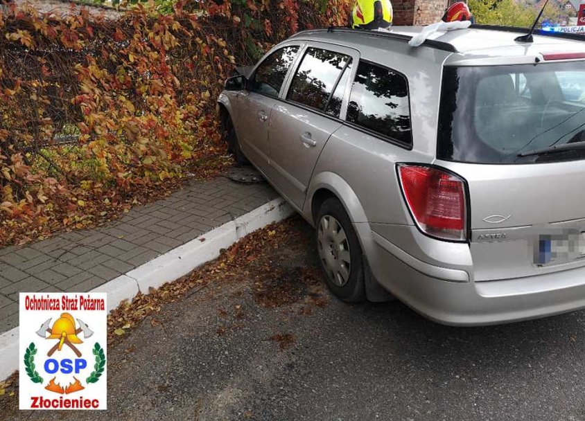 Opel uderzył w drzewo. Autem podróżowały trzy osoby, w tym małe dziecko.