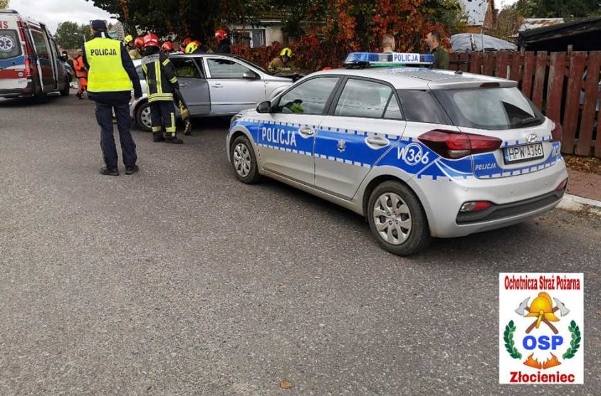 Opel uderzył w drzewo. Autem podróżowały trzy osoby, w tym małe dziecko.
