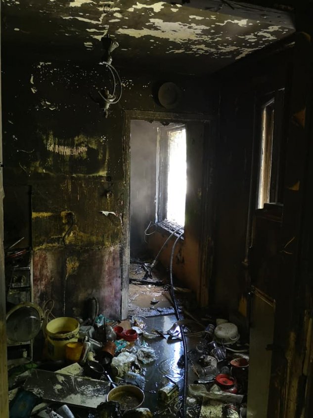 Na Drawskiej spaliło się mieszkanie. Strażacy walczyli o kolejne domy