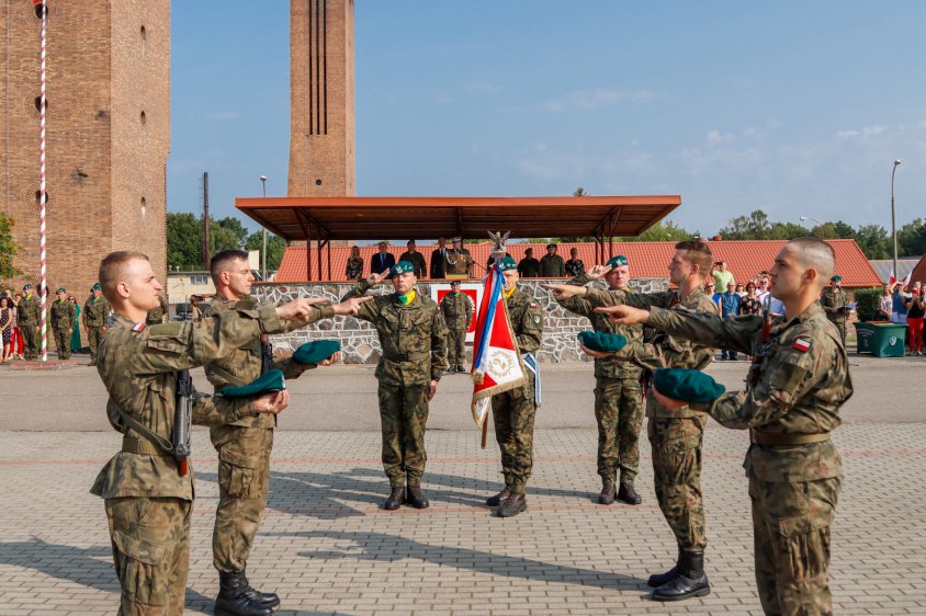 Pierwszy etap szkolenia żołnierzy służby przygotowawczej Legii Akademickiej w 2 Brygadzie Zmechanizowanej zakończył się złożeniem przysięgi na sztandar