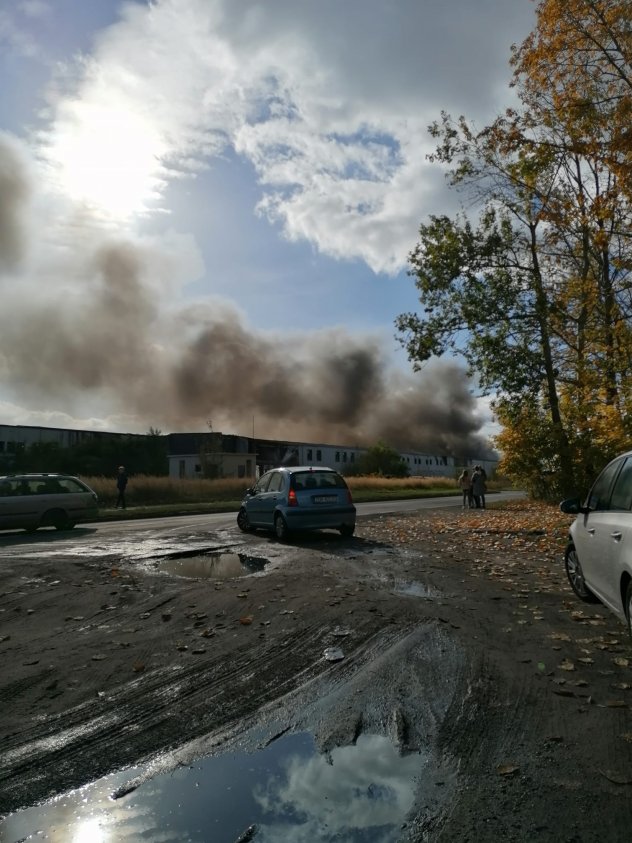 Drugi pożar hali w Złocieńcu. Zdjęcia strażaków i internautów oraz dziwny zbieg okoliczności.