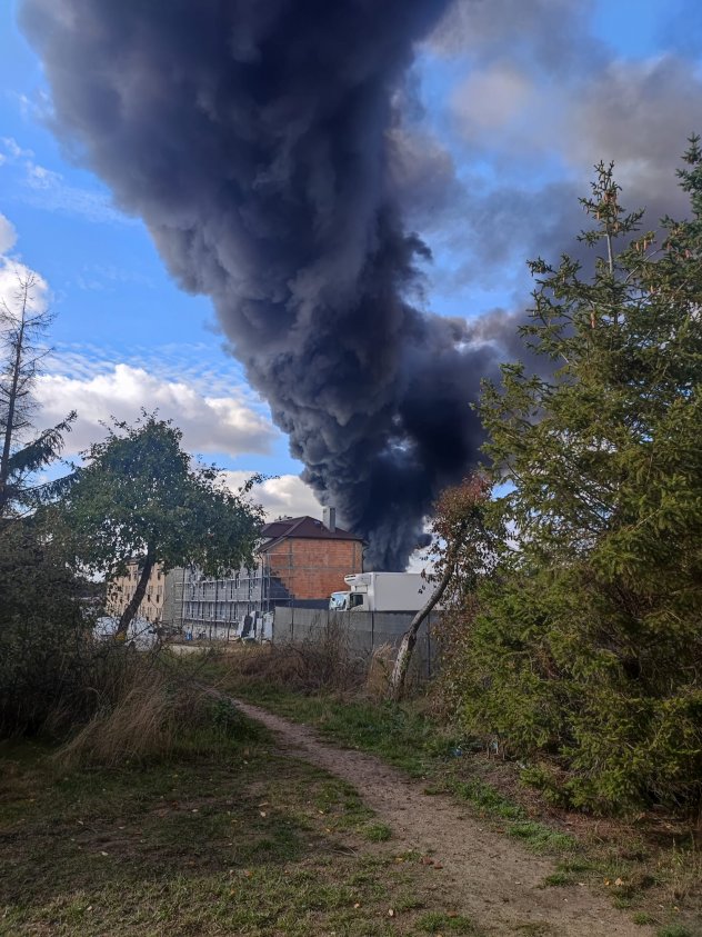 Drugi pożar hali w Złocieńcu. Zdjęcia strażaków i internautów oraz dziwny zbieg okoliczności.