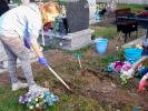 Harcerze dają przykład i sprzątają zapomniane groby