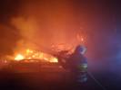 2018-10-03 Pożar w kolonii Siemczyno. Spalił się budynek i samochód. Jeden strażak został poszkodowany