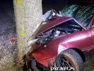 Wypadek: Rano auto uderzyło w drzewo
