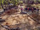 Seniorzy zobaczyli wykopaliska archeologiczne na stanowisku w Pławnie