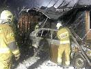2024-01-20 Pożar w Warniłęgu. Strażacy bronili domu przed ogniem. Spłonęły pojazdy i budynek (2)