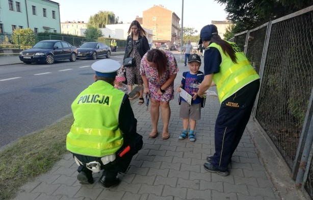 Złocieniec: Policjanci na ulicach gdy dzieci idą do szkoły