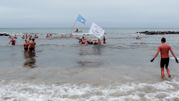 Morsy z Drawska kąpią się w Bałtyku. Fot. Klub Morsów Drawsko