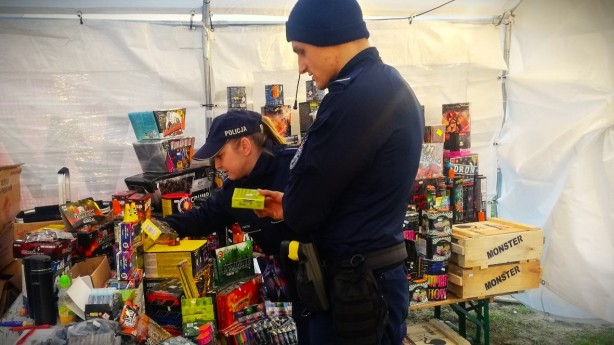 Policjanci z Drawska Pomorskiego kontrolują punkty sprzedaży fajerwerków