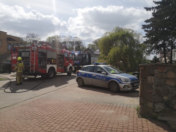Pożar w Złocieńcu. Strażacy walczyli z ogniem domu przy ul. Parkowej