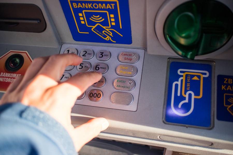 Co zrobić, gdy bankomat wciągnął kartę?