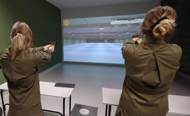 Trening strzelecki kadetów na wirtualnej strzelnicy
