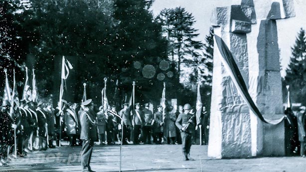 Uroczystość odsłonięcia pomnika na cmentarzu wojennym w 1968 r.
