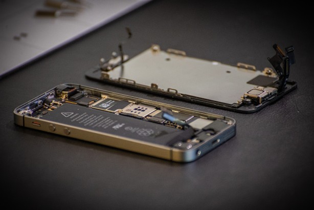 Różnice w naprawie telefonów Apple w porównaniu do innych marek