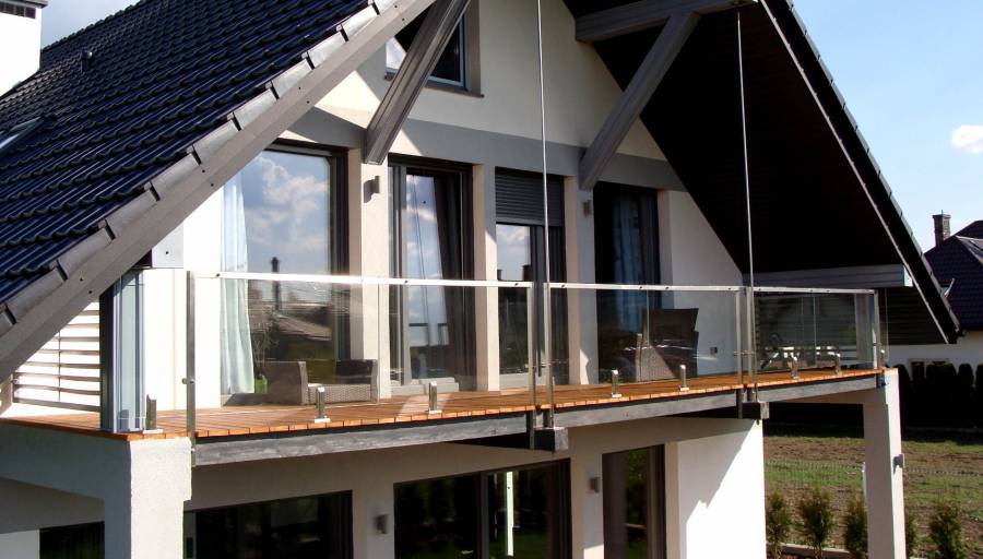 Balustrady szklane – nowoczesność na schodach i na balkonach.