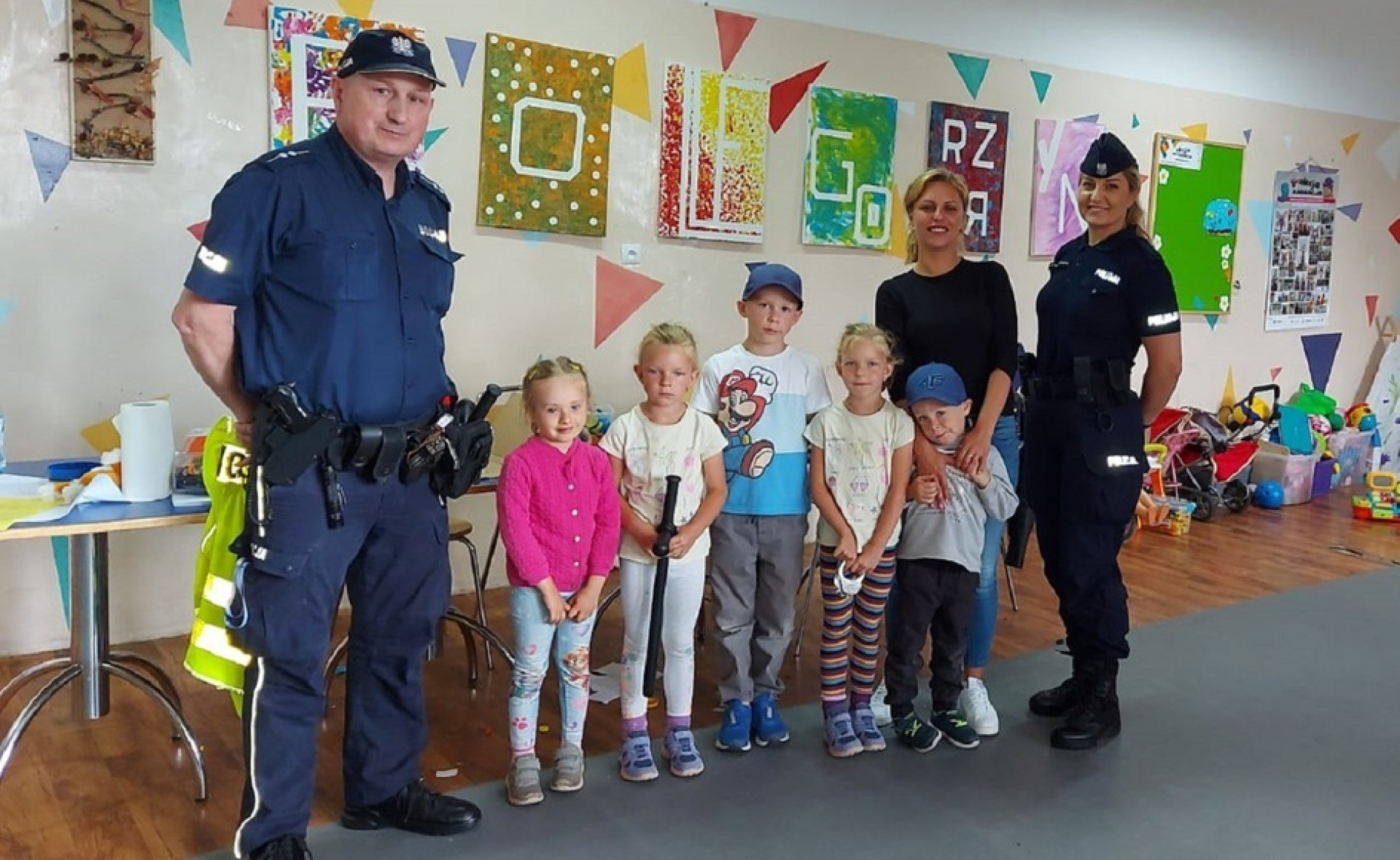 Policjanci z Ostrowic z wizytą u dzieci w Bolegorzynie