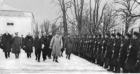 Marszałek Józef Piłsudski dokonuje przeglądu Kolejowego Przysposobienia Wojskowego (1930). Fot. Wikipedia