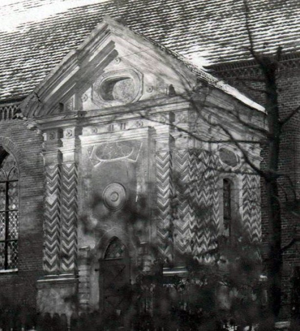 Międzywojenne zdjęcie kaplicy rodziny von der Goltz. Widoczne są drzwi wejściowe, które zostały po II wojnie światowej zamurowane. 