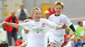 Dzieci ze szkół w Drawsku i Mielenku powalczą o szansę gry na Stadionie Narodowym w finałach wojewódzkich Turnieju „Z Podwórka na Stadion o Puchar Tymbarku”