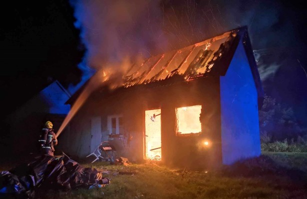 Pożar w Darskowie. W nocy spalił się budynek - zdjęcia strażaków