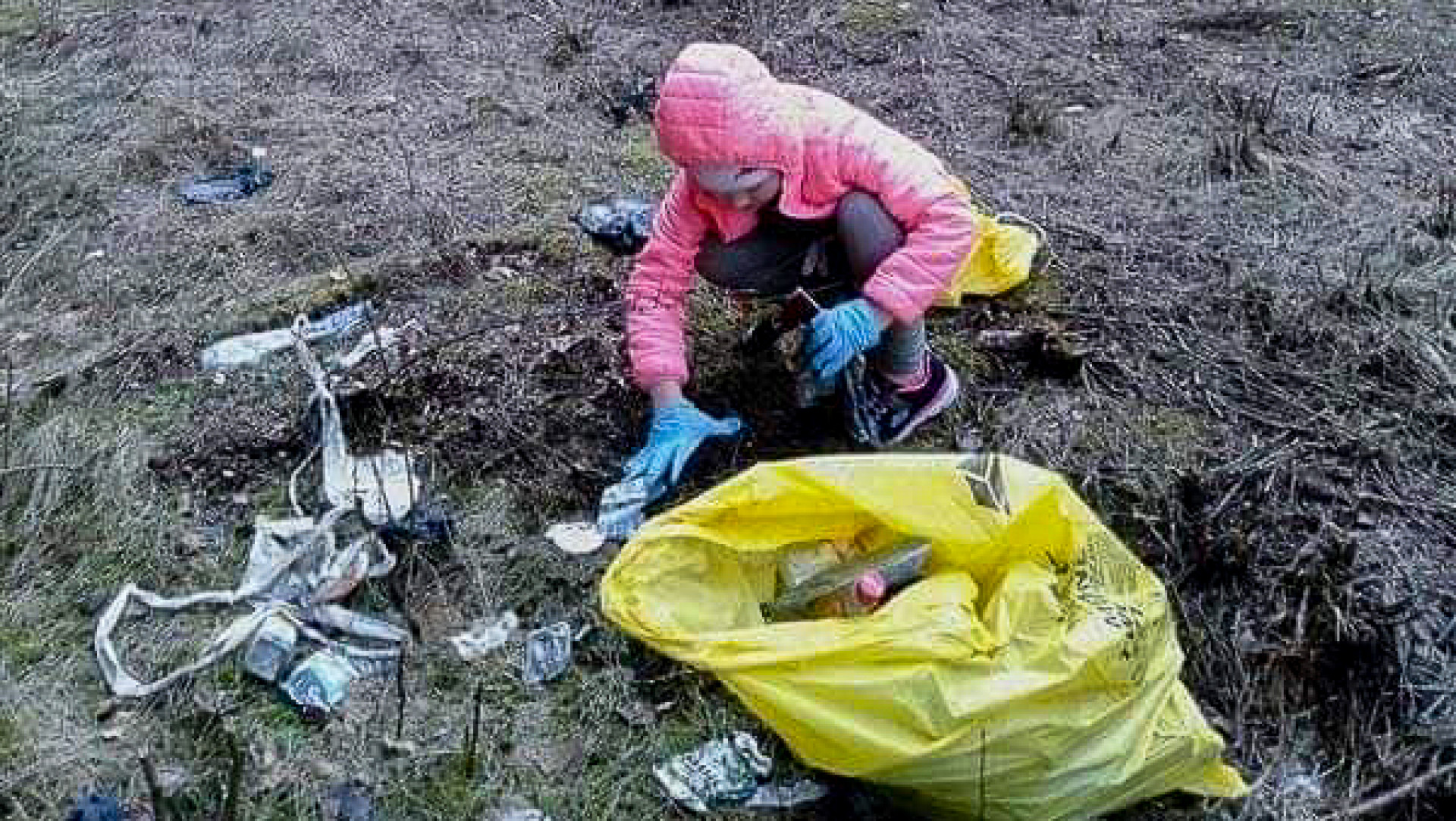Antosia zbiera śmieci. Fot. SP w Pomierzynie