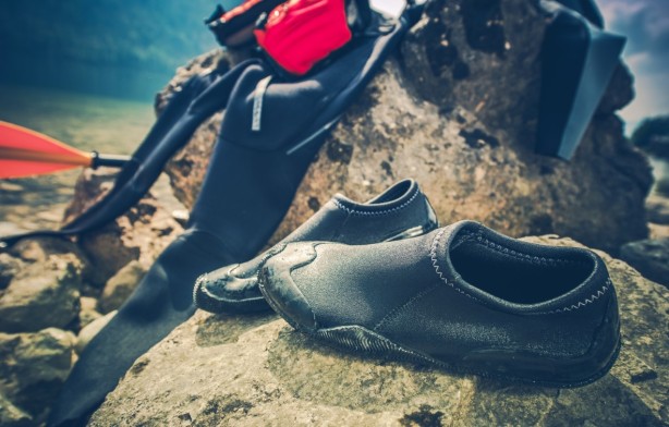 Buty neoprenowe- dlaczego są niezbędne dla każdego miłośnika sportów wodnych