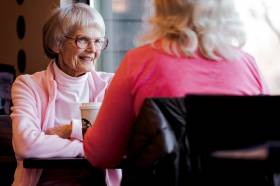 Jak wygląda zatrudnienie i praca opiekunki do starszych osób?
