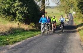 Burmistrz Czerwiński zabrał mieszkańców na wycieczkę rowerową