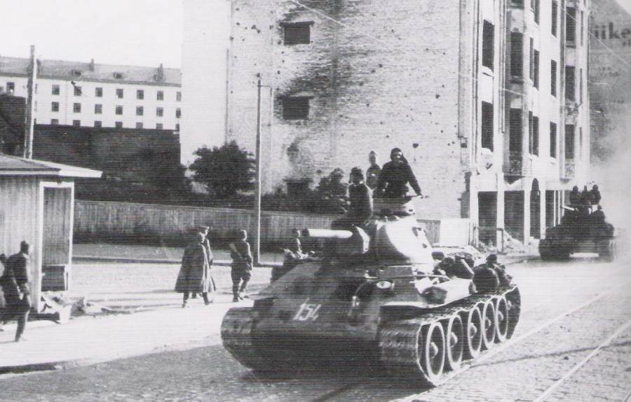 Czołgi Armii Czerwonej na ulicach wyzwolonego nadbałtyckiego miasta