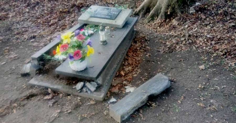 Na cmentarzu zniszczono najstarszy polski nagrobek