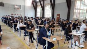 Maturzyści na sali gimnastycznej przed egzaminem z języka polskiego