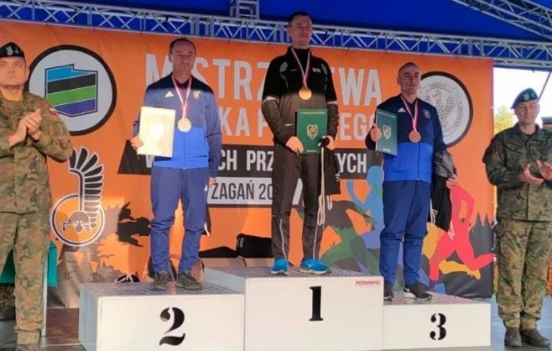 Andrzej Kuśmider na podium w Mistrzostwach Wojska Polskiego w biegach przełajowych