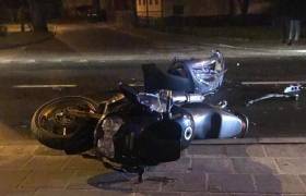 Niebezpieczny wypadek: Zderzenie motocyklisty z samochodem