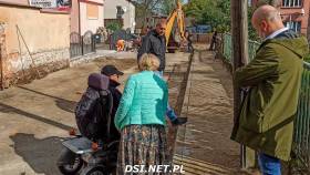 Urzędnicy konsultują rozwiązania z niepełnosprawnym radnym. Trwa przebudowa ulicy Polnej.