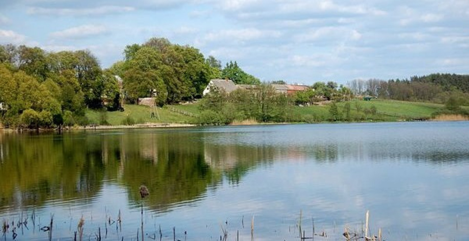 Piaseczno, dawniej Blumenwerder, położone jest nad północnym brzegiem jeziora Piasecznik Wielki. Fot. J. Leszczełowski.
