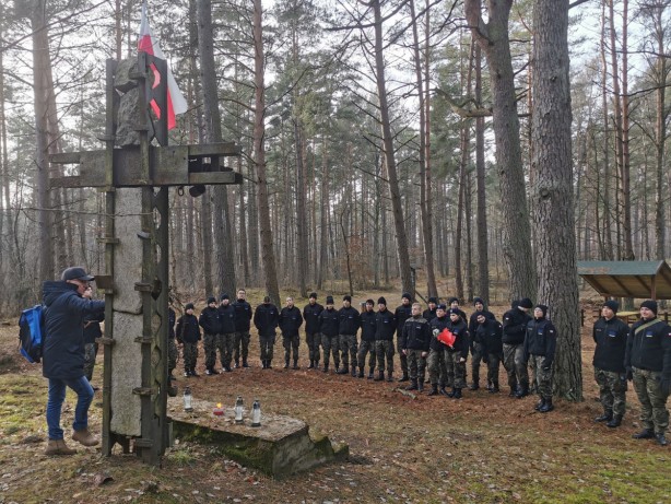 Młodzież z kaliskiego Zespołu Szkół upamiętniła 79. rocznicę ewakuacji polskich oficerów z Oflagu IID