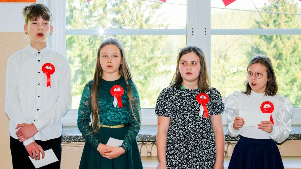 Uroczyście i biało-czerwono w Szkole Podstawowej im. Jana Pawła II w Nętnie
